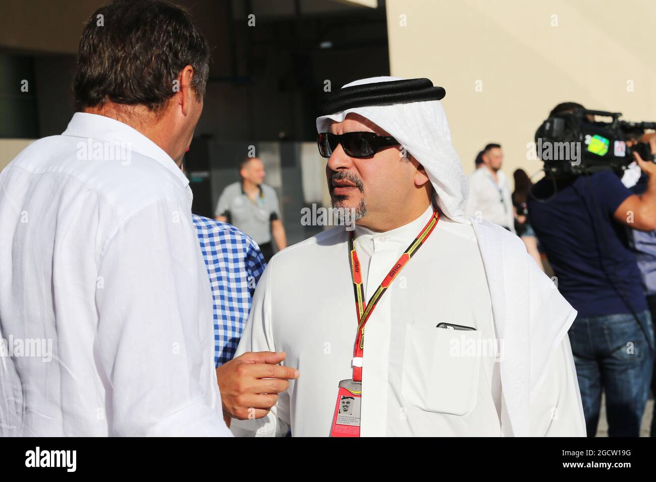 (De gauche à droite) : Gerhard Berger (AUT) avec le prince Salman bin Hamad Al Khalifa, prince héritier de Bahreïn. Grand Prix d'Abu Dhabi, dimanche 23 novembre 2014. Yas Marina circuit, Abu Dhabi, Émirats Arabes Unis. Banque D'Images