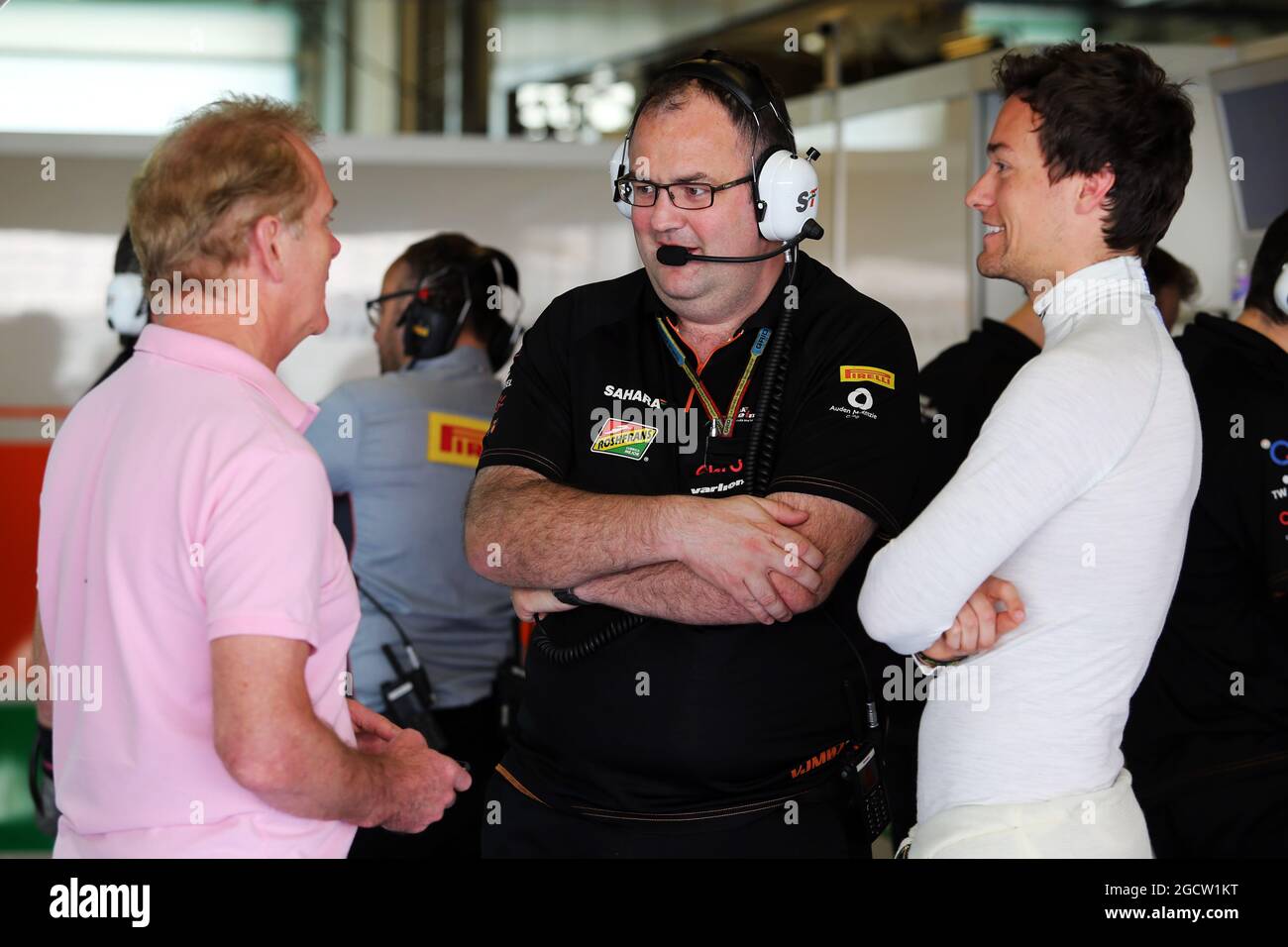 (De gauche à droite) : Jonathan Palmer (GBR) avec Tom McCullough (GBR), ingénieur en chef de l'équipe de F1 de Sahara Force India et Jolyon Palmer (GBR), pilote d'essai de l'équipe de F1 de Sahara Force India. Test de Formule 1, jour 1, mardi 25 novembre 2014. Yas Marina circuit, Abu Dhabi, Émirats Arabes Unis. Banque D'Images