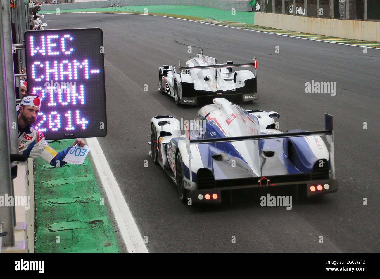 L'équipe Toyota célèbre la victoire du WEC en tant qu'Anthony Davidson (GBR) / Sébastien Buemi (SUI) #08 Toyota Racing Toyota TS040 Hybrid prend la deuxième place à la fin de la course. FIA World Endurance Championship, Round 8, six heures de Sao Paulo, Dimanche 30 novembre 2014. Sao Paulo, Brésil. Banque D'Images