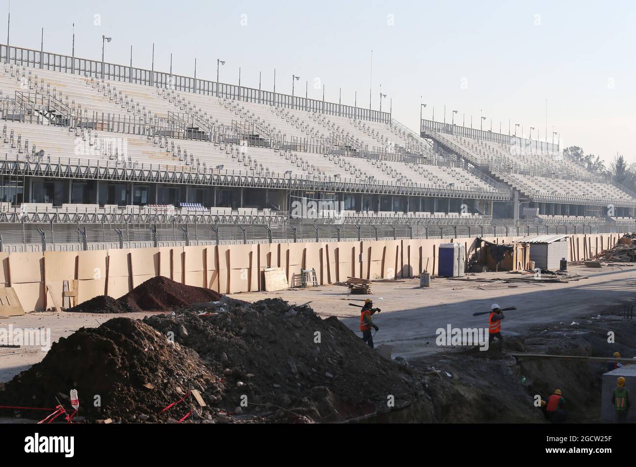 Construction des chenilles. Visite du circuit Autodromo Hermanos Rodriguez, Mexico, Mexique. Jeudi 22 janvier 2015. Banque D'Images