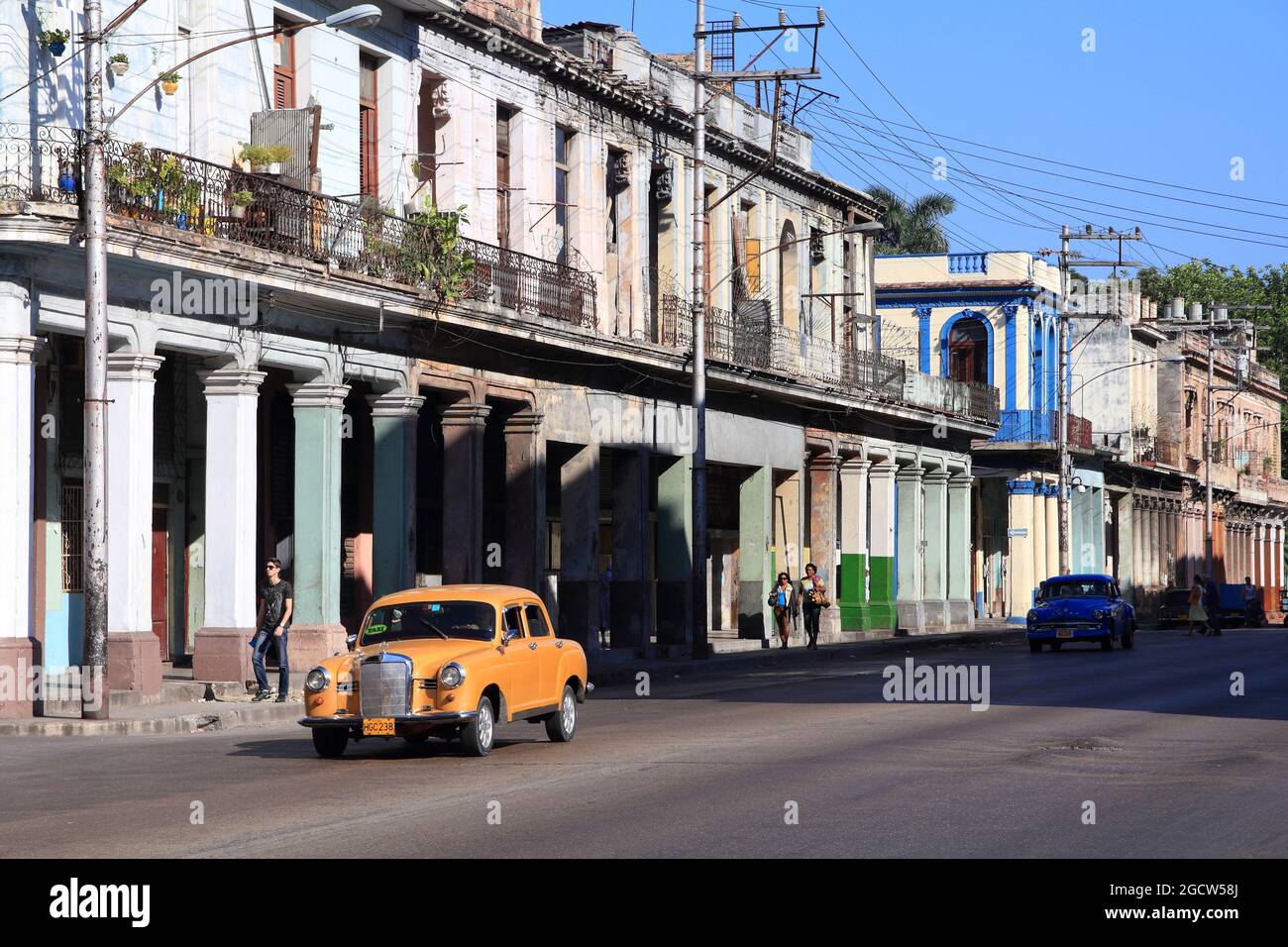 La HAVANE, CUBA - 24 février 2011 : Les gens en voiture ancienne voiture à La Havane. Cuba a l'un des taux de location par habitant élevés (38 pour 1000 personnes en 2008). Banque D'Images