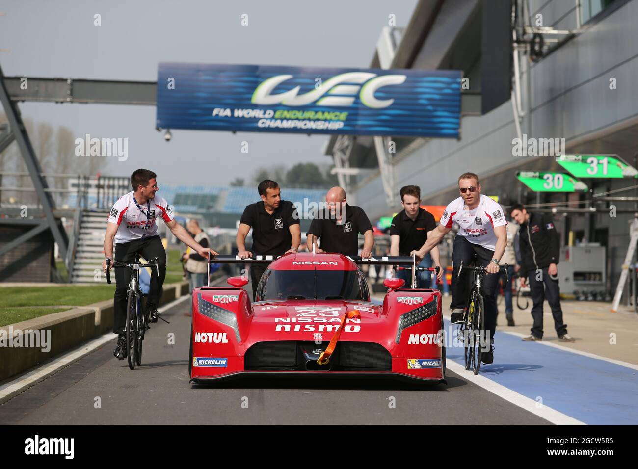 Sir Chris Hoy (GBR) champion olympique de cyclisme sur piste et pilote Nissan LMP3 dans le ELMS. Championnat du monde d'endurance de la FIA, 1ère partie, jeudi 9 avril 2015. Silverstone, Angleterre. Banque D'Images