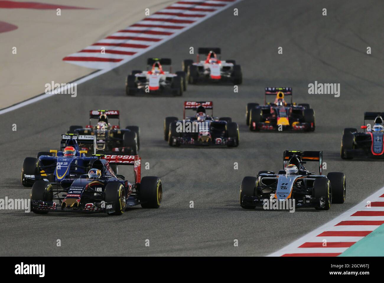 Carlos Sainz Jr (ESP) Scuderia Toro Rosso STR10 et Sergio Perez (MEX) Sahara Force India F1 VJM08. Grand Prix de Bahreïn, dimanche 19 avril 2015. Sakhir, Bahreïn. Banque D'Images