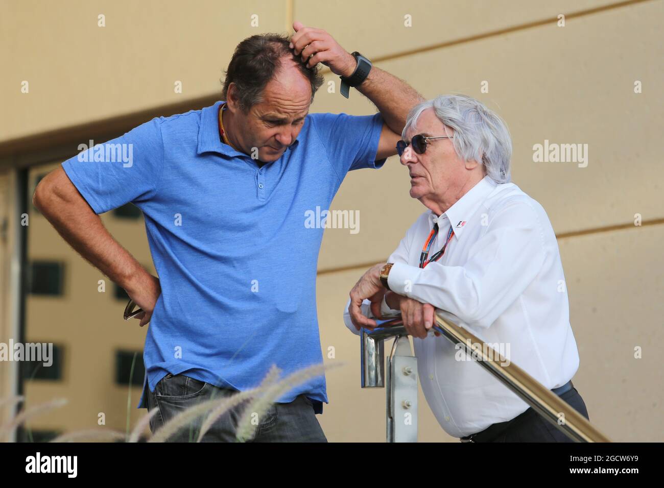 (De gauche à droite) : Gerhard Berger (AUT) avec Bernie Ecclestone (GBR). Grand Prix de Bahreïn, dimanche 19 avril 2015. Sakhir, Bahreïn. Banque D'Images