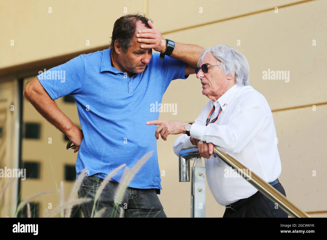 (De gauche à droite) : Gerhard Berger (AUT) avec Bernie Ecclestone (GBR). Grand Prix de Bahreïn, dimanche 19 avril 2015. Sakhir, Bahreïn. Banque D'Images