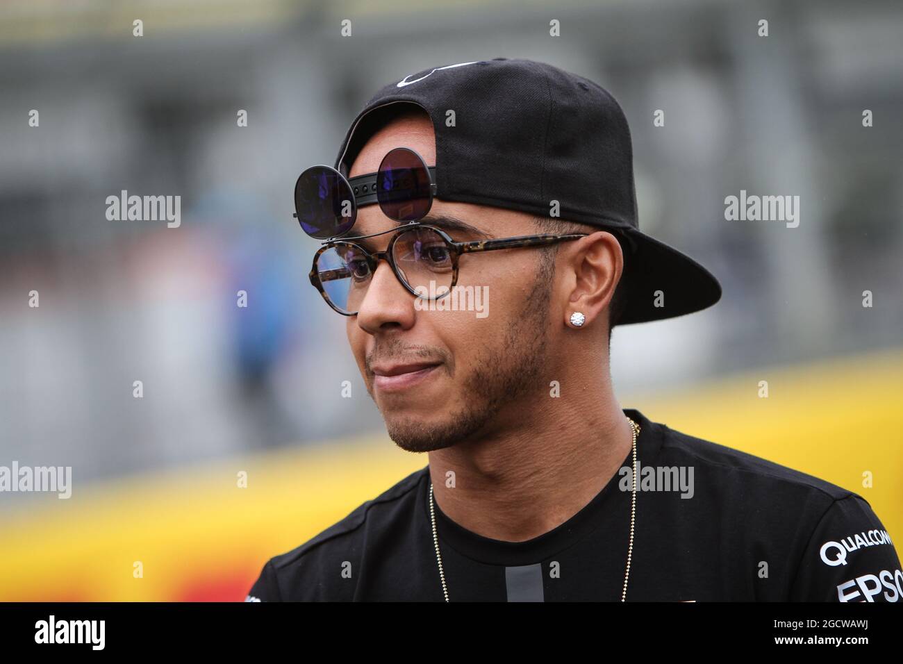 Lewis Hamilton (GBR) Mercedes AMG F1 - nouvelles lunettes de soleil. Grand  Prix de Grande-Bretagne, jeudi 2 juillet 2015. Silverstone, Angleterre  Photo Stock - Alamy