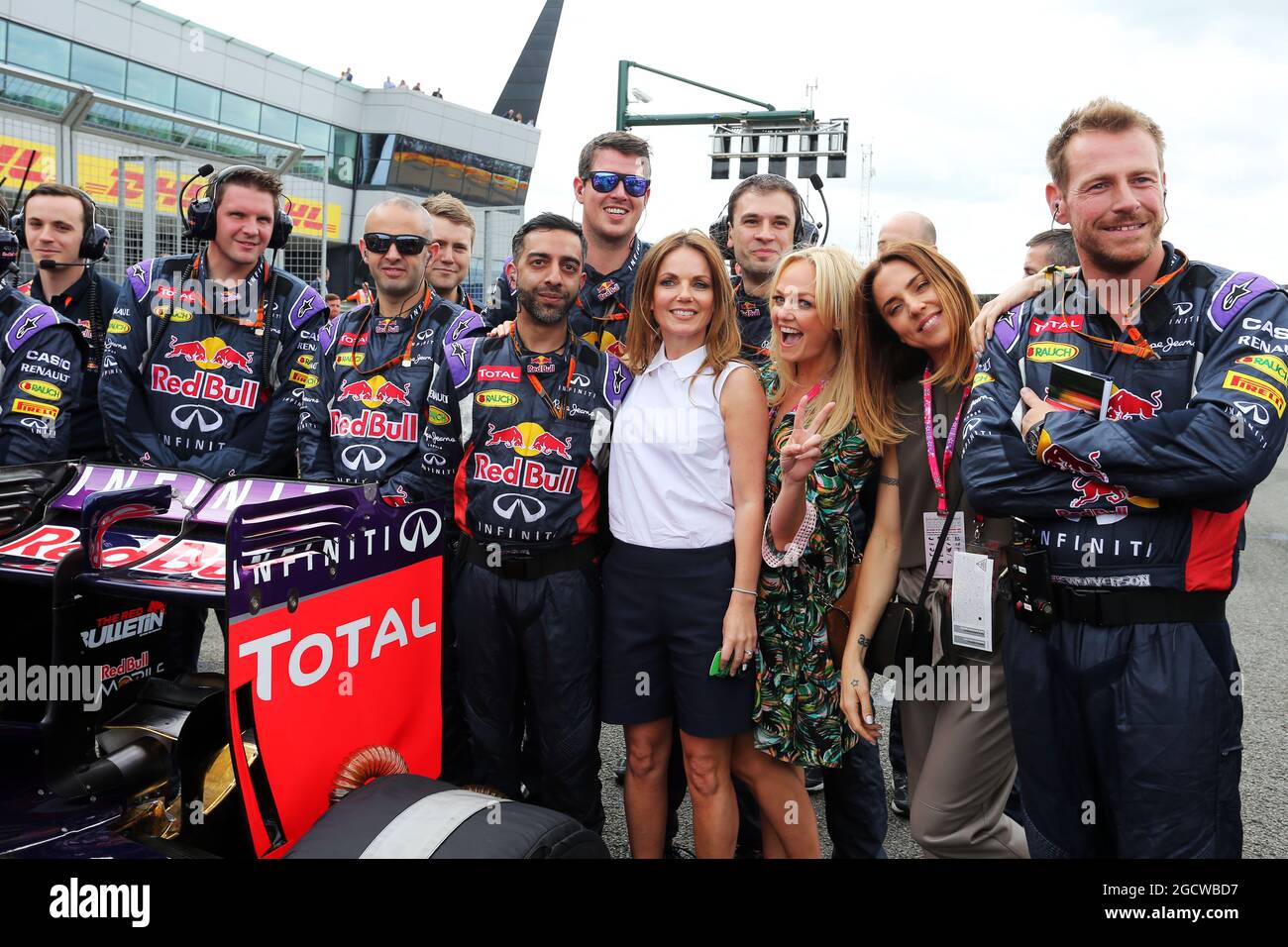 (De gauche à droite) : l'ancienne chanteuse Spice Girls Geri Halliwell (GBR), Emma Bunton (GBR) et Melanie Chisholm (GBR), avec Red Bull Racing sur la grille. Grand Prix de Grande-Bretagne, dimanche 5 juillet 2015. Silverstone, Angleterre. Banque D'Images