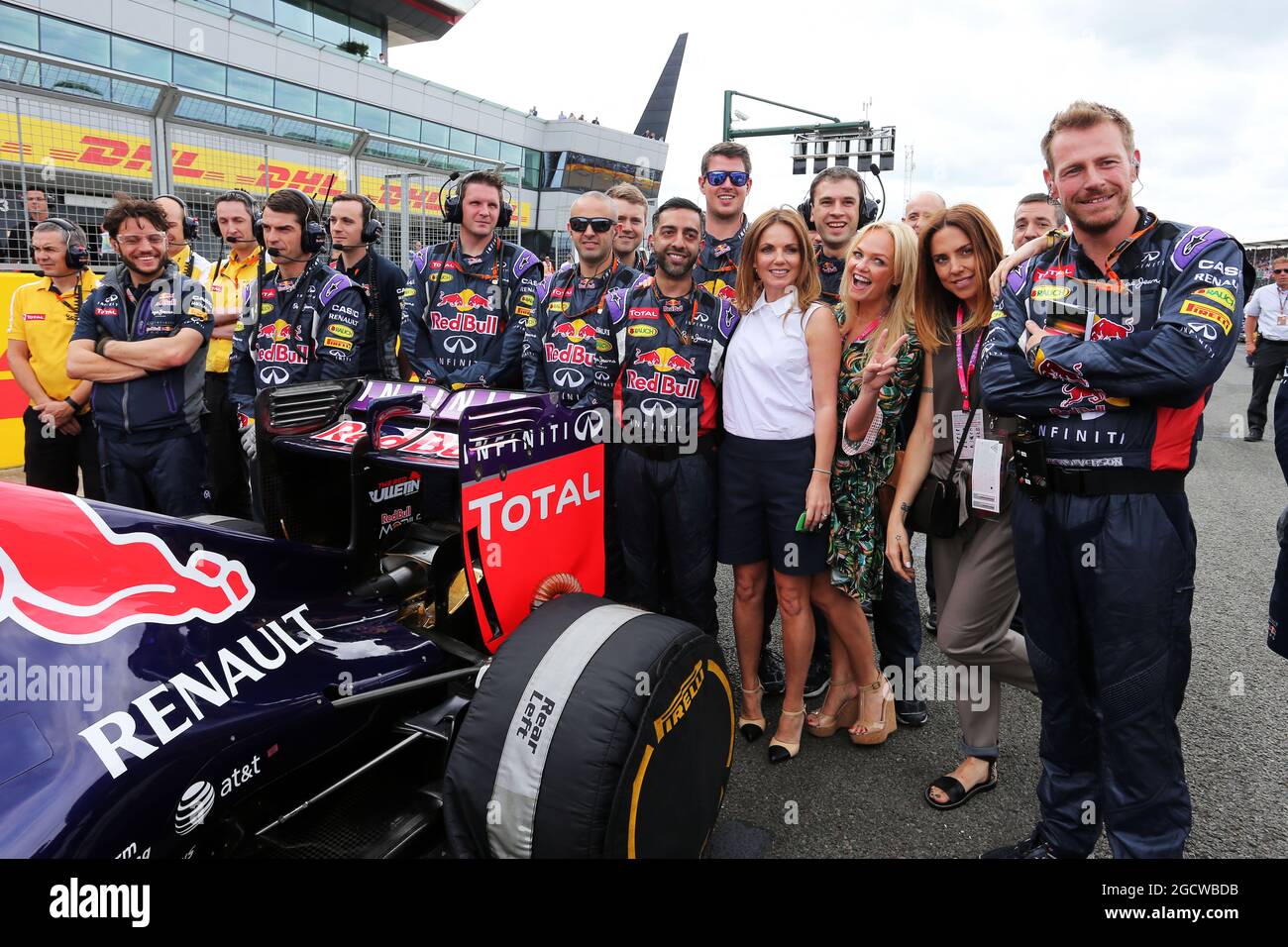 (De gauche à droite) : l'ancienne chanteuse Spice Girls Geri Halliwell (GBR), Emma Bunton (GBR) et Melanie Chisholm (GBR), avec Red Bull Racing sur la grille. Grand Prix de Grande-Bretagne, dimanche 5 juillet 2015. Silverstone, Angleterre. Banque D'Images