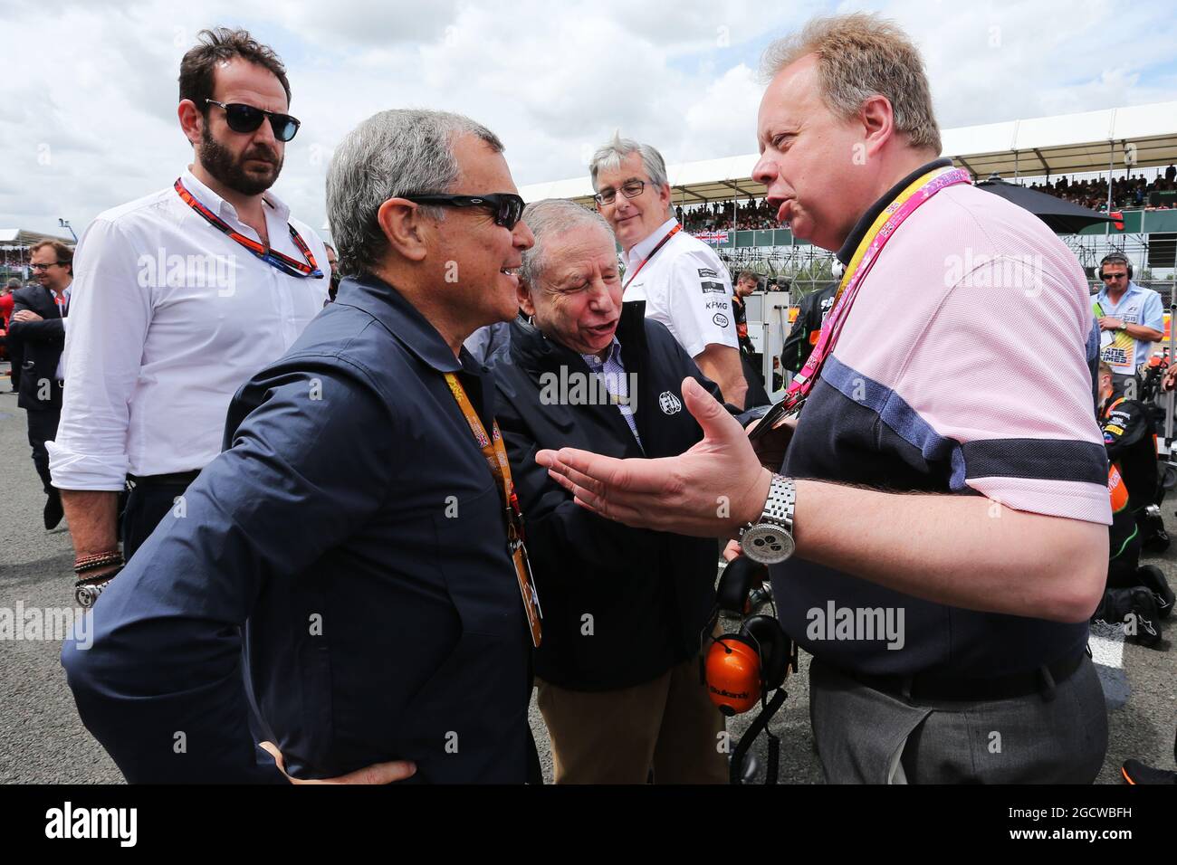 (De gauche à droite) : Sir Martin Sorrell (GBR) PDG du WPP avec Jean Todt (FRA) Président de la FIA et Andy Palmer (GBR) PDG d'Aston Martin sur la grille. Grand Prix de Grande-Bretagne, dimanche 5 juillet 2015. Silverstone, Angleterre. Banque D'Images