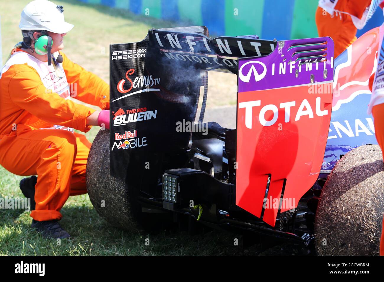 Le Red Bull Racing RB11 de Daniel Ricciardo (AUS) fumer après s'être arrêté dans la deuxième session d'entraînement. Grand Prix de Hongrie, vendredi 24 juillet 2015. Budapest, Hongrie. Banque D'Images