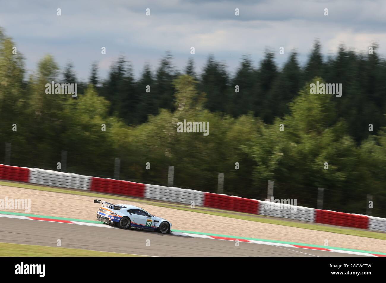 Darren Turner (GBR) / Stefan Mucke (GER) / Jonathan Adam (GBR) #97 Aston Martin Vantage V8. FIA World Endurance Championship, Round 4, Samedi 29 août 2015. Nurburgring, Allemagne. Banque D'Images