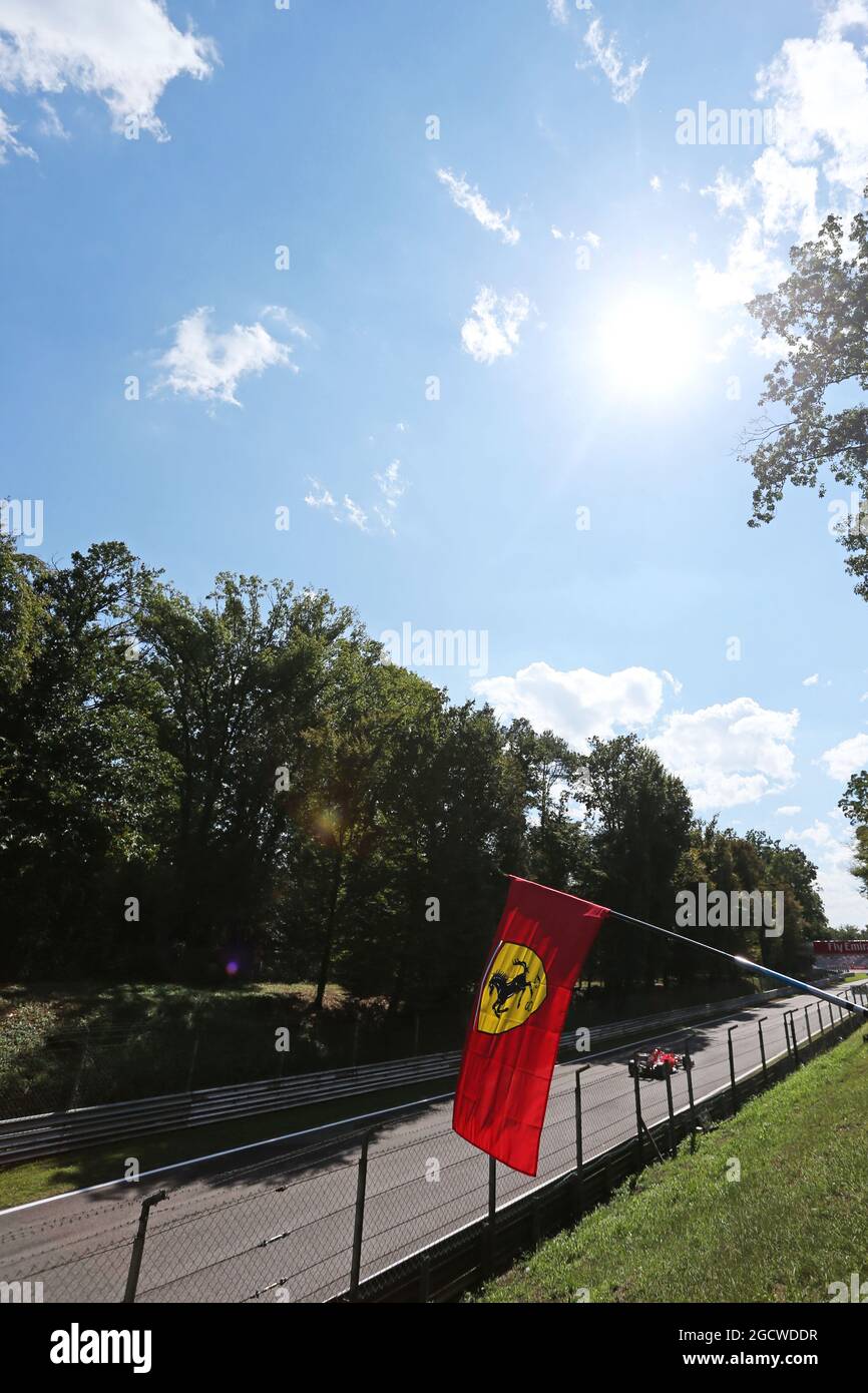 Sebastian Vettel (GER) Ferrari SF15-T passe un drapeau Ferrari. Grand Prix d'Italie, samedi 5 septembre 2015. Monza Italie. Banque D'Images