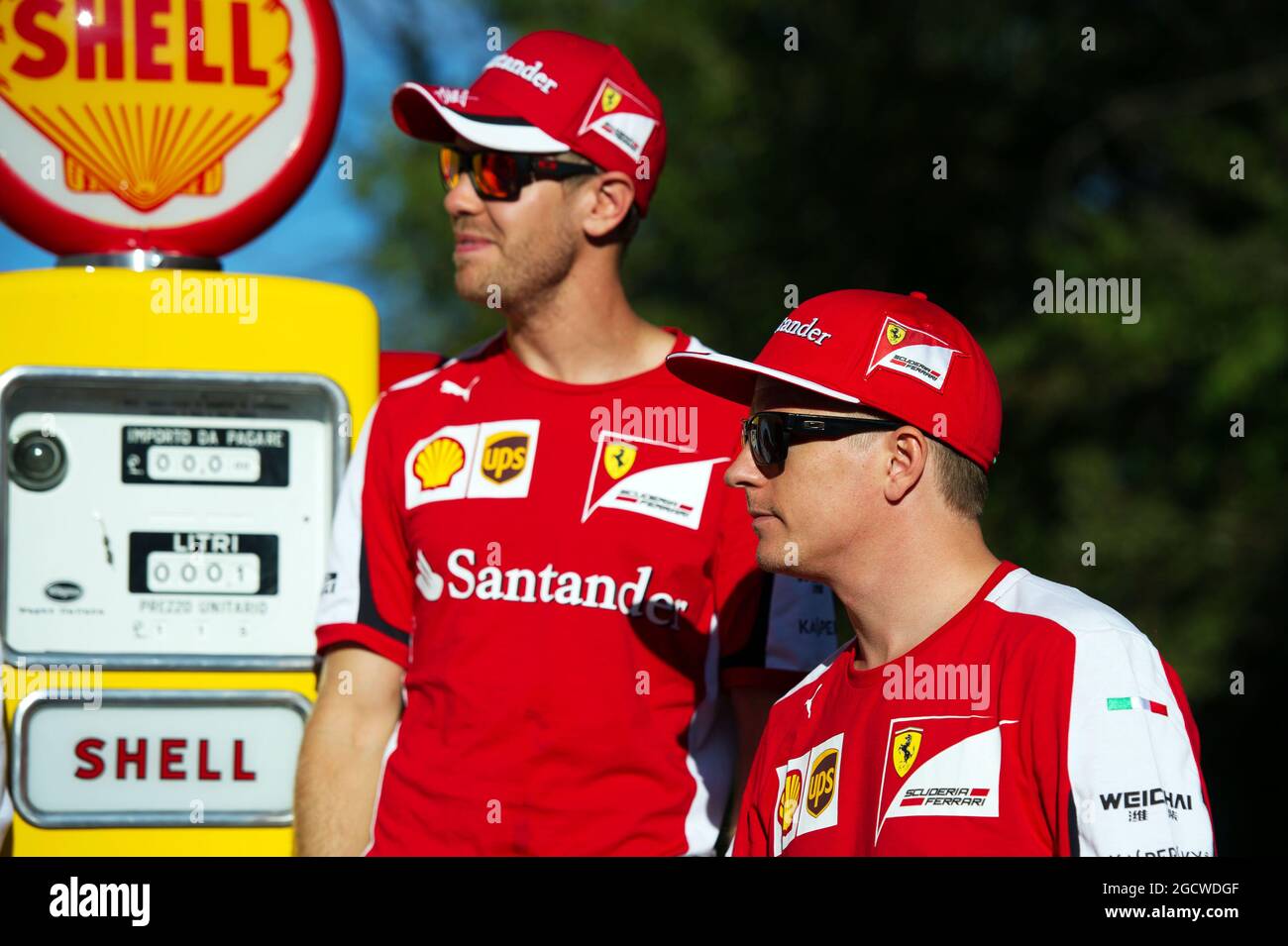 (De gauche à droite): Sebastian Vettel (GER) Ferrari et le coéquipier Kimi Raikkonen (fin) Ferrari sur la banque Monza à un photoshoot Shell. Grand Prix d'Italie, samedi 5 septembre 2015. Monza Italie. Banque D'Images