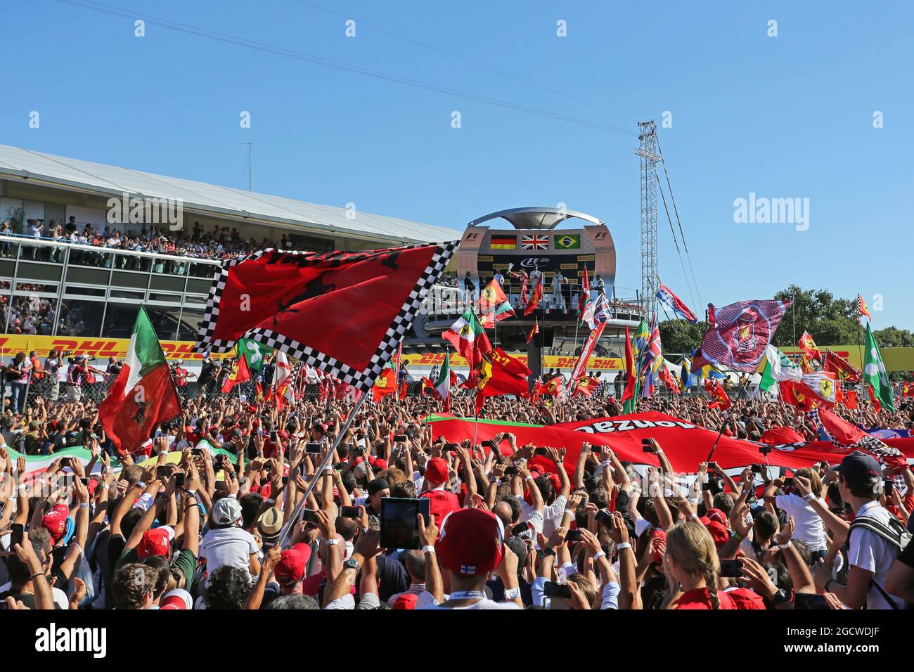 Les fans célèbrent sur le podium. Grand Prix d'Italie, dimanche 6 septembre 2015. Monza Italie. Banque D'Images