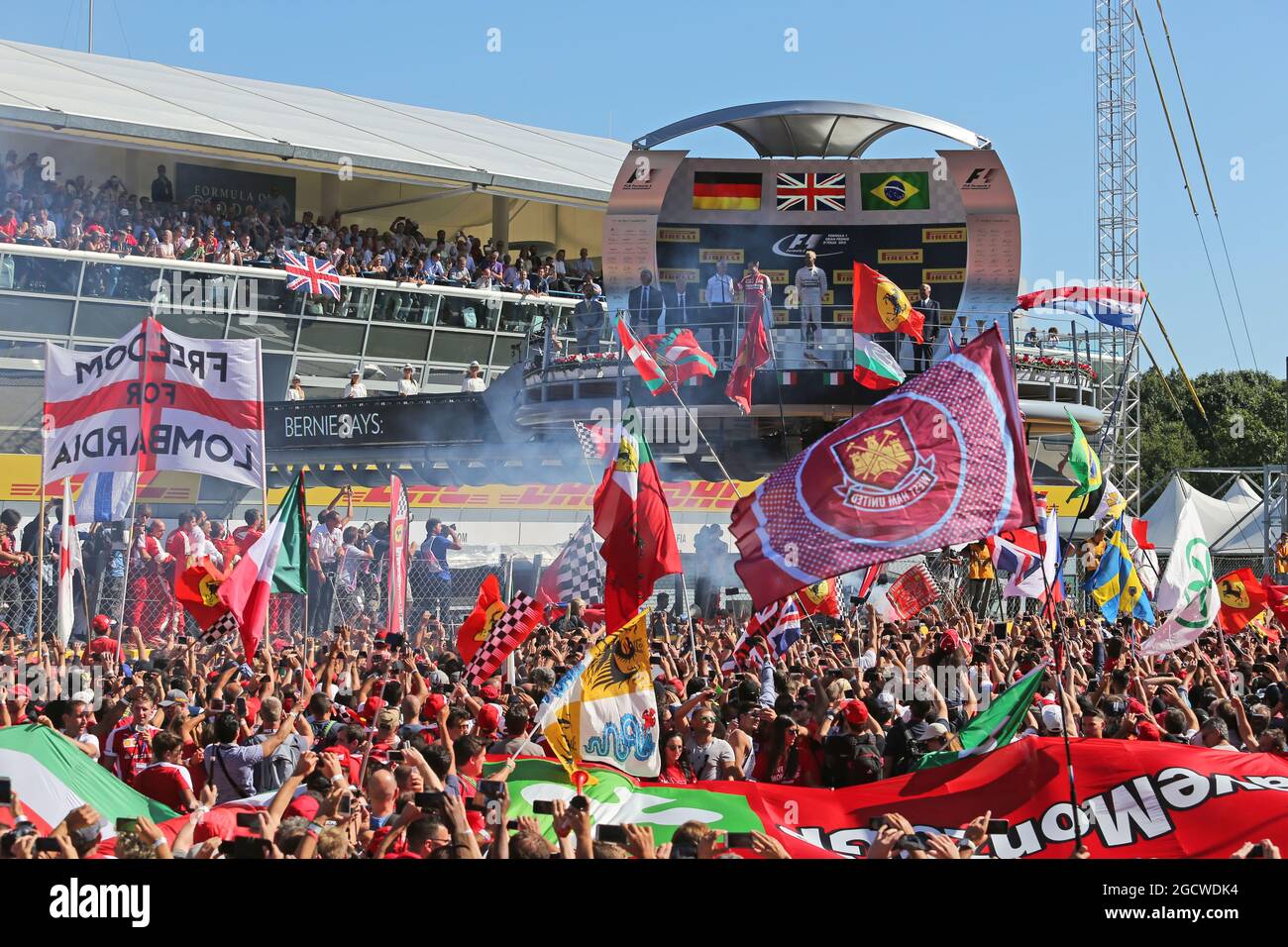 Fans sur le podium. Grand Prix d'Italie, dimanche 6 septembre 2015. Monza Italie. Banque D'Images