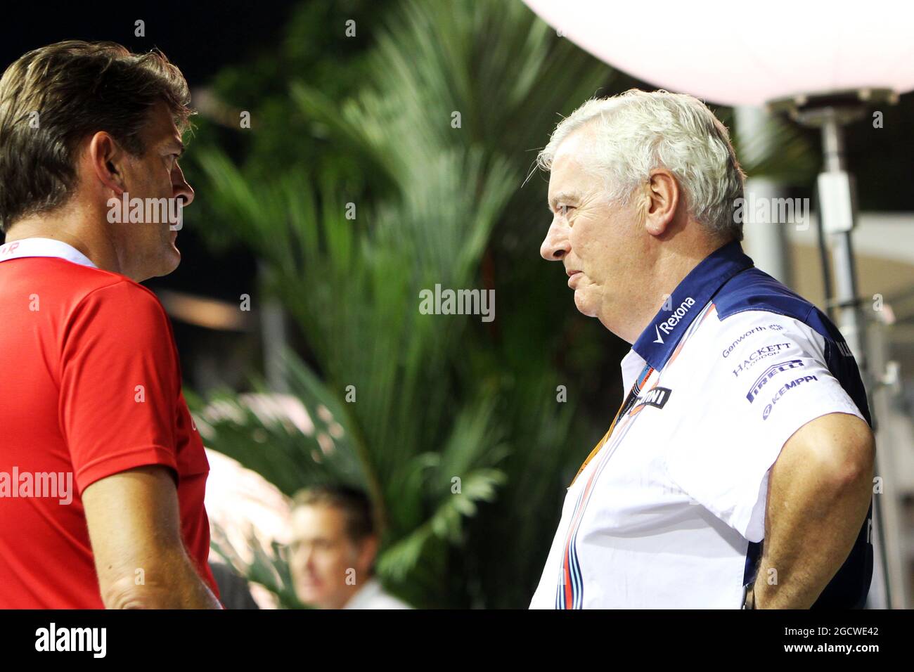 (De gauche à droite) : Graeme Lowdon (GBR) Manor Marussia Directeur général de l'équipe de F1 avec Pat Symonds (GBR) Williams Directeur technique. Grand Prix de Singapour, samedi 19 septembre 2015. Marina Bay Street circuit, Singapour. Banque D'Images