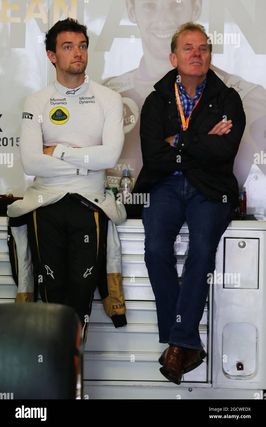 (De gauche à droite) : Jolyon Palmer (GBR) Lotus F1 Team Test and Reserve Driver avec son père Jonathan Palmer (GBR). Grand Prix japonais, vendredi 25 septembre 2015. Suzuka, Japon. Banque D'Images