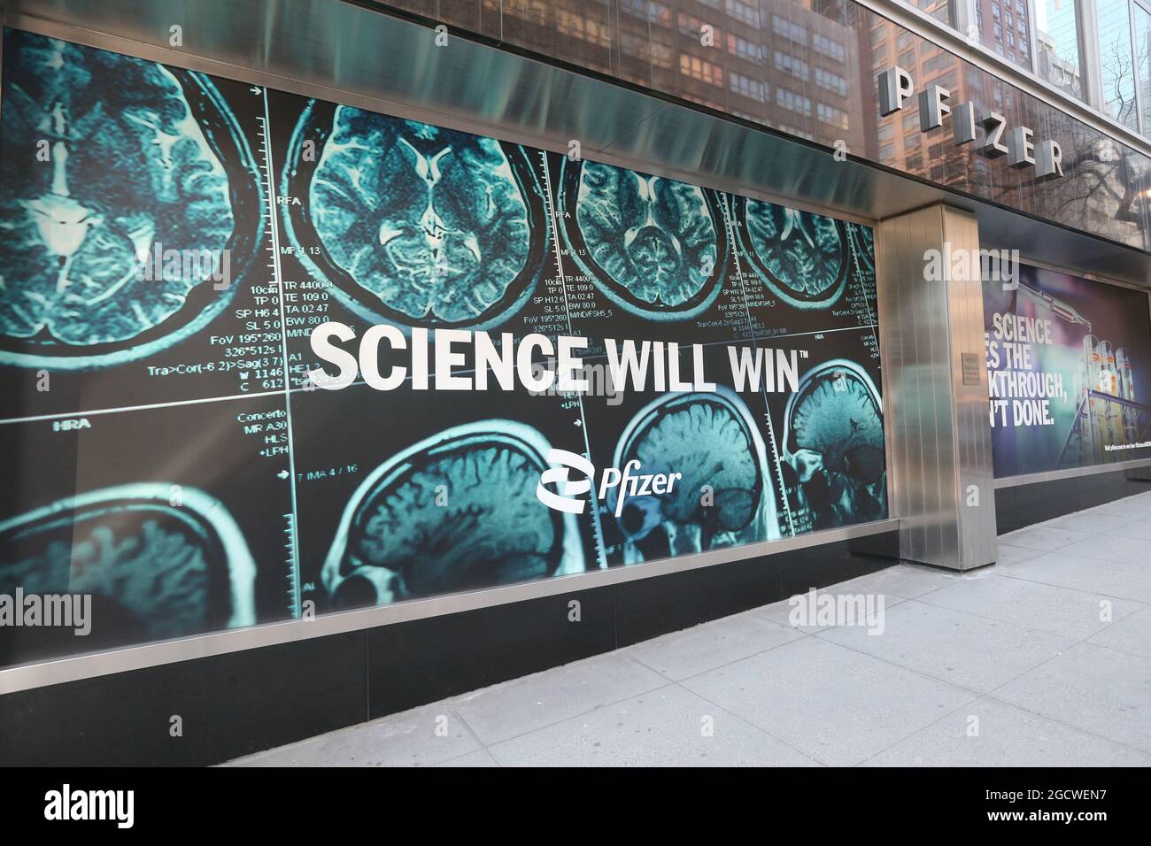 États-Unis New York « Science will Win » le siège de Pfizer Pharmaceutical Company au 235 E 42nd St, Banque D'Images