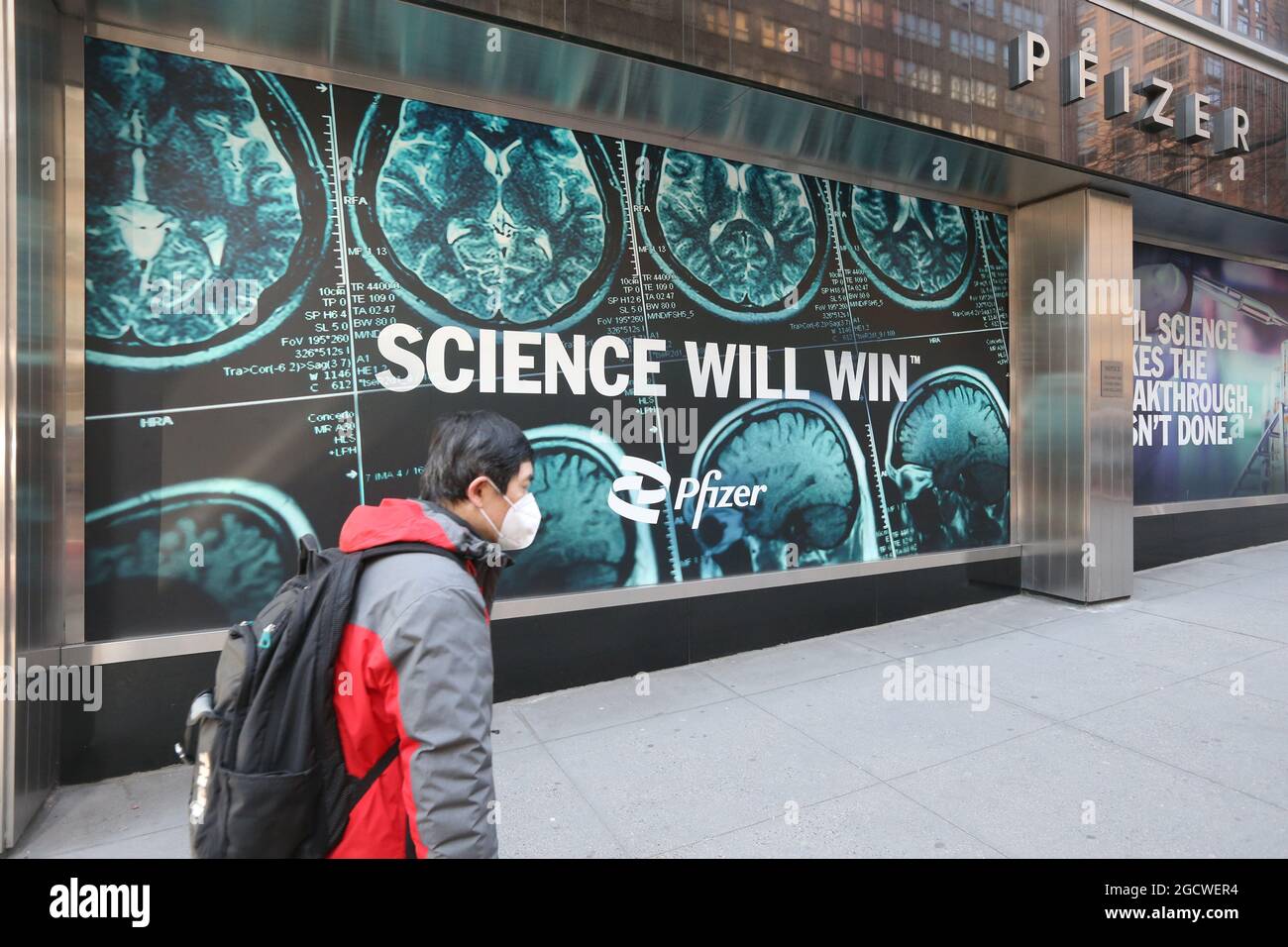États-Unis New York « Science will Win » le siège de Pfizer Pharmaceutical Company au 235 E 42nd St, Banque D'Images