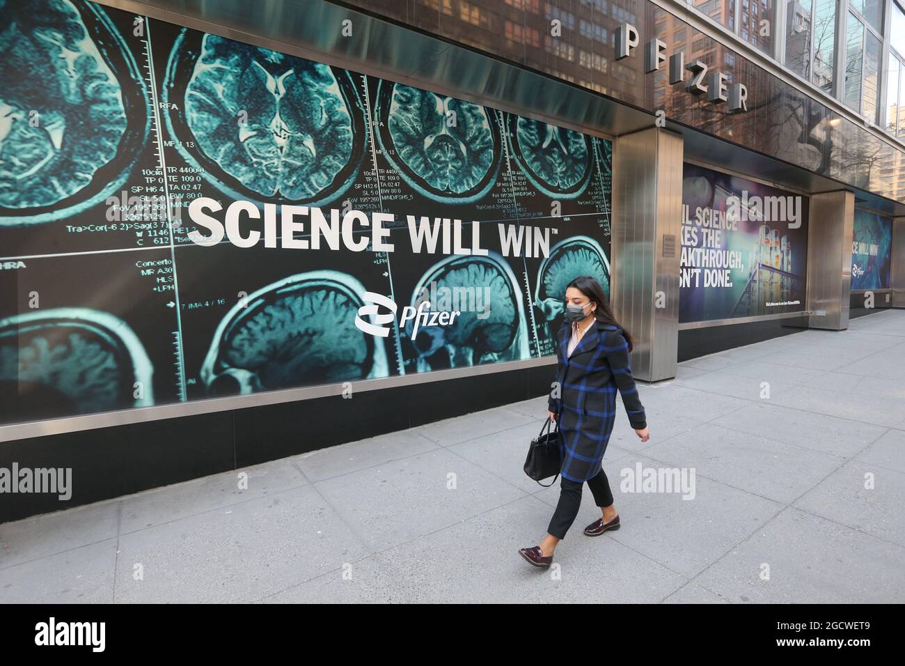 États-Unis New York « Science will Win » le siège de Pfizer Pharmaceutical Company au 235 E 42nd St, Banque D'Images