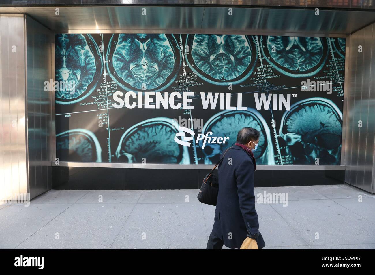 États-Unis New York « Science will Win » le siège de Pfizer Pharmaceutical Company au 235 E 42nd St, Banque D'Images