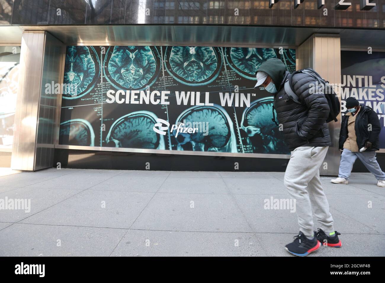 États-Unis New York « Science will Win » le siège de Pfizer Pharmaceutical Company au 235 E 42nd St, Banque D'Images