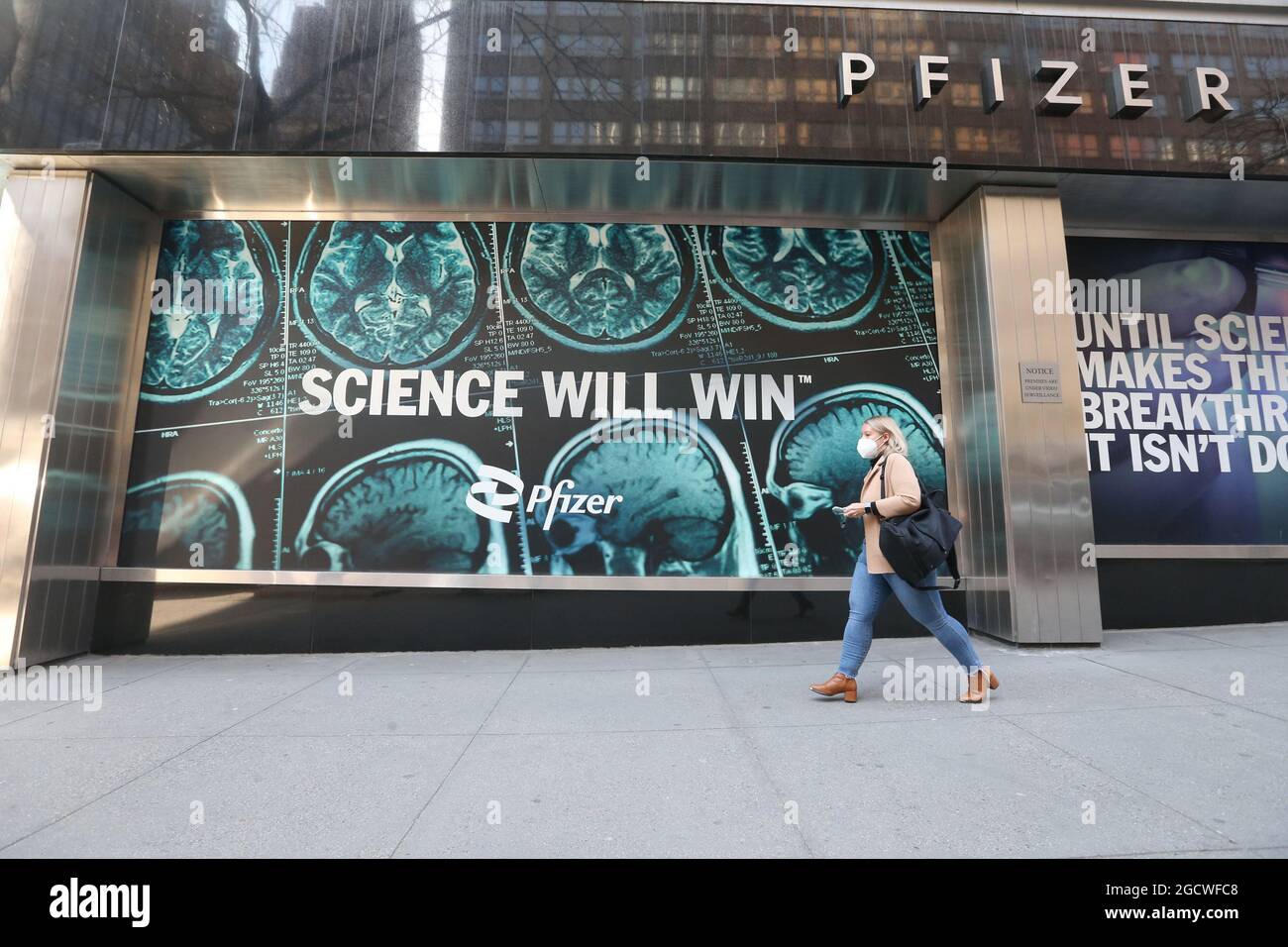 États-Unis New York « Science will Win » le siège de Pfizer Pharmaceutical Company au 235 E 42nd St, Banque D'Images
