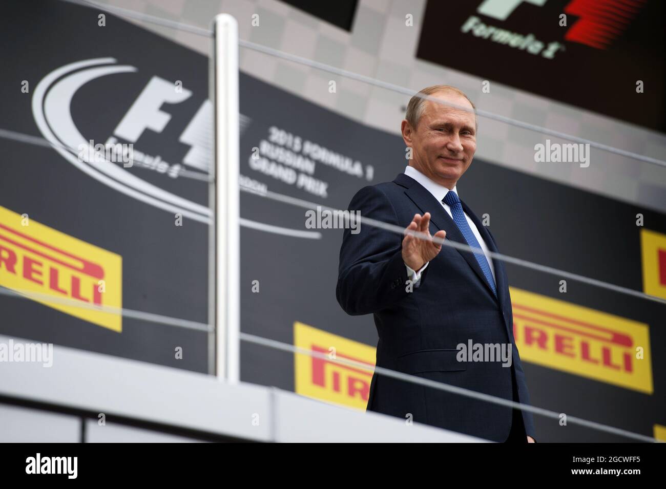 Vladimir Poutine (RUS) Président de la Fédération de Russie sur le podium. Grand Prix de Russie, dimanche 11 octobre 2015. Sotchi Autodrom, Sotchi, Russie. Banque D'Images