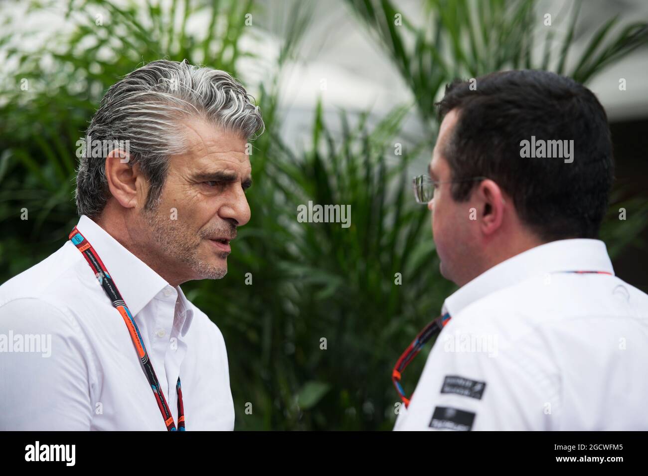 (De gauche à droite) : Maurizio Arrivabene (ITA) Ferrari Directeur de l'équipe avec Eric Boullier (FRA) Directeur de McLaren Racing. Grand Prix des États-Unis, jeudi 22 octobre 2015. Circuit of the Americas, Austin, Texas, États-Unis. Banque D'Images