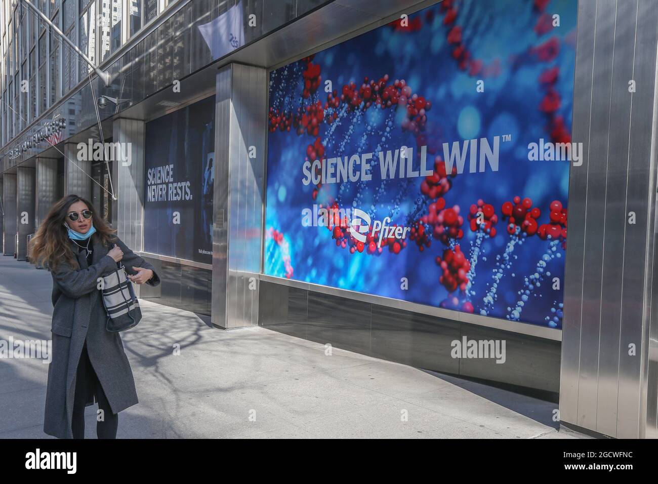 États-Unis New York « Science will Win » le siège de Pfizer Pharmaceutical Company au 235 E 42nd St, Banque D'Images