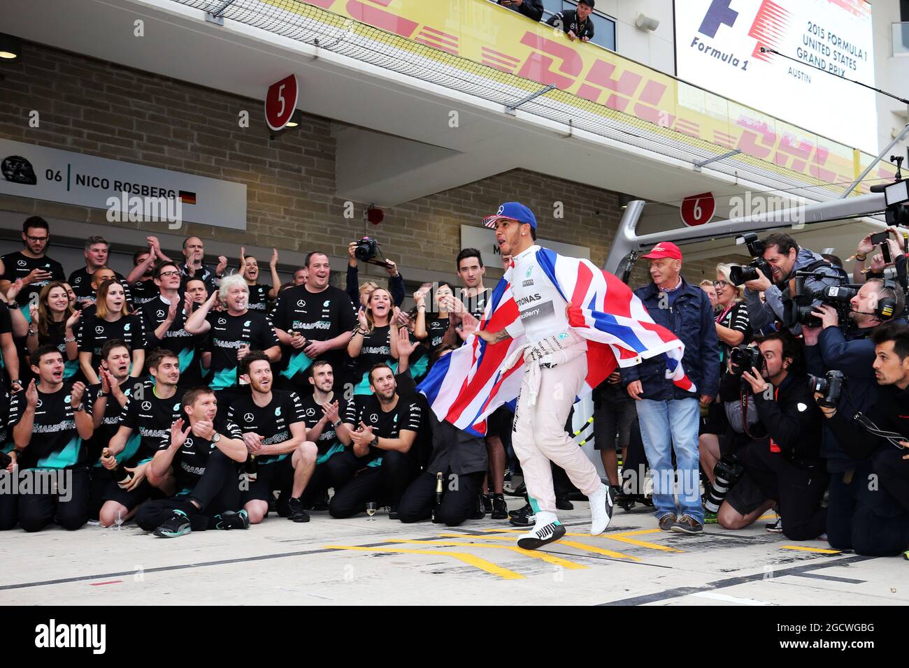 Vainqueur de la course et champion du monde Lewis Hamilton (GBR) Mercedes AMG F1 cewl avec l'écurie. Grand Prix des États-Unis, dimanche 25 novembre 2015. Circuit of the Americas, Austin, Texas, États-Unis. Banque D'Images