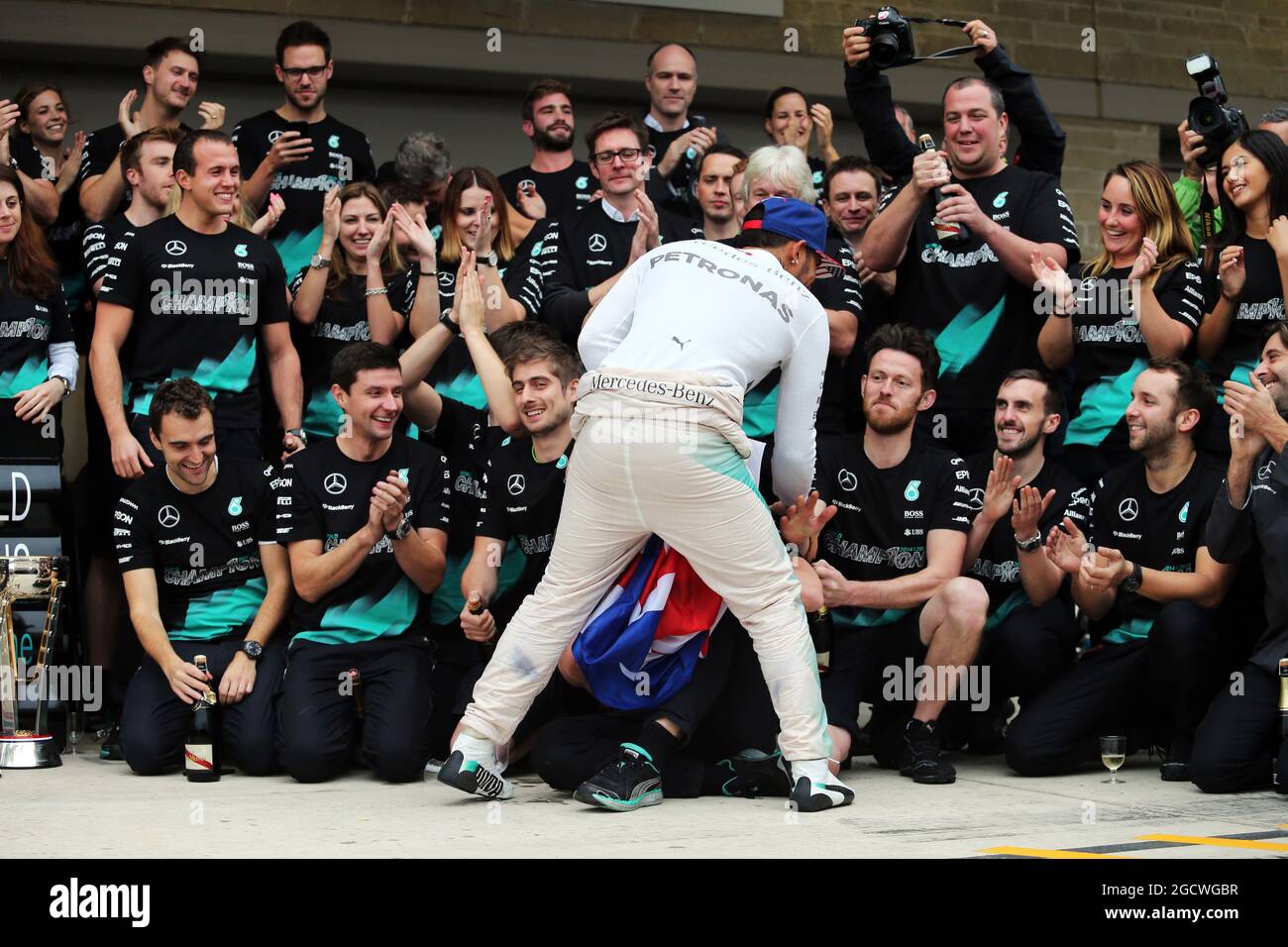 Le vainqueur de la course et champion du monde Lewis Hamilton (GBR) Mercedes AMG F1 fête avec l'écurie. Grand Prix des États-Unis, dimanche 25 novembre 2015. Circuit of the Americas, Austin, Texas, États-Unis. Banque D'Images