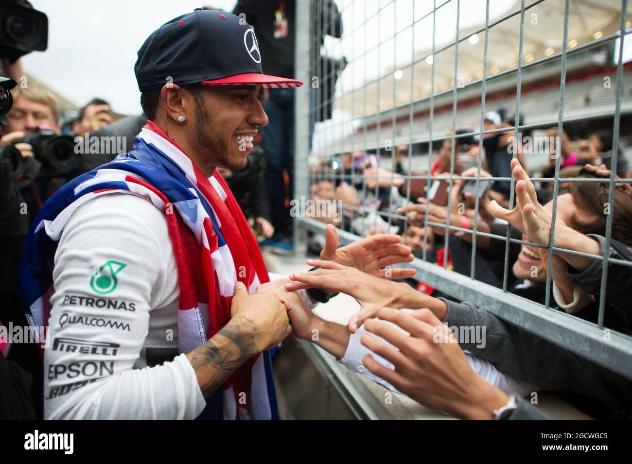 Le vainqueur de la course et champion du monde Lewis Hamilton (GBR) Mercedes AMG F1 fête avec l'écurie. Grand Prix des États-Unis, dimanche 25 novembre 2015. Circuit of the Americas, Austin, Texas, États-Unis. Banque D'Images