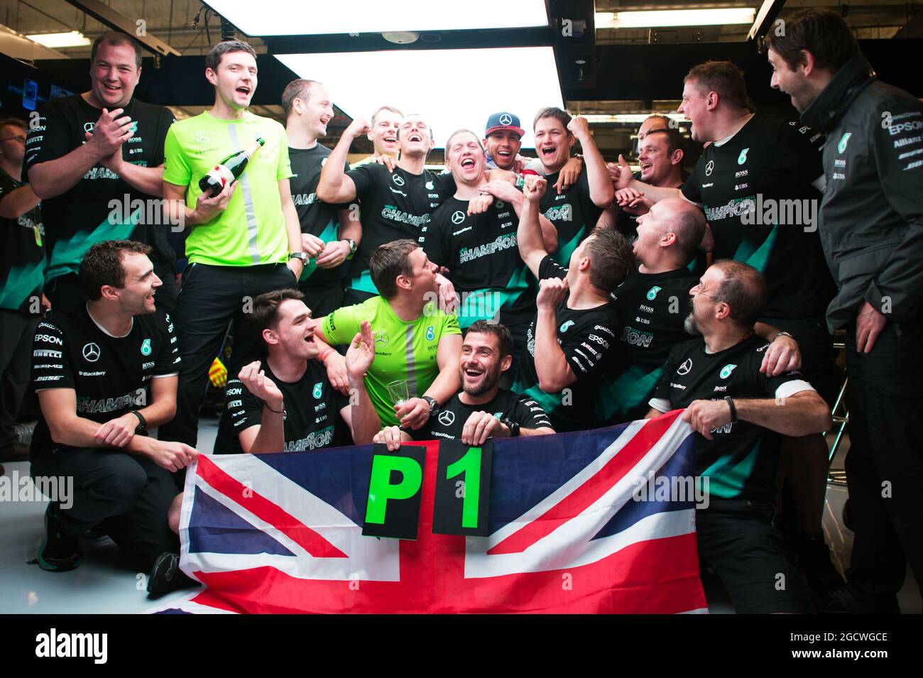 Le vainqueur de la course et champion du monde Lewis Hamilton (GBR) Mercedes AMG F1 fête avec l'écurie. Grand Prix des États-Unis, dimanche 25 novembre 2015. Circuit of the Americas, Austin, Texas, États-Unis. Banque D'Images
