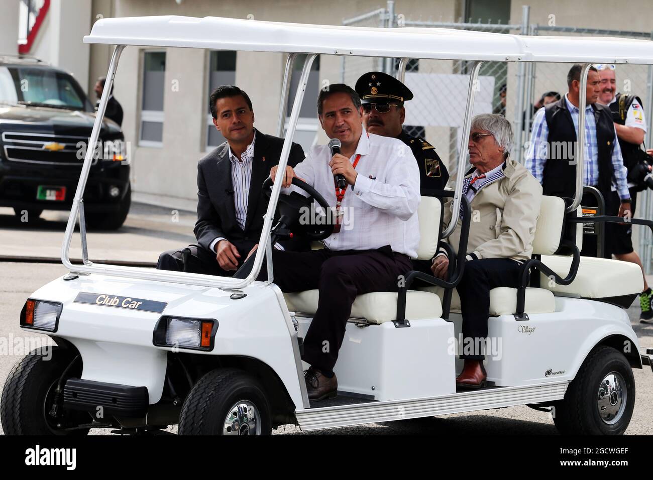 Enrique Pena Nieto (MEX) Président mexicain avec Bernie Ecclestone (GBR). Grand Prix du Mexique, jeudi 29 octobre 2015. Mexico, Mexique. Banque D'Images