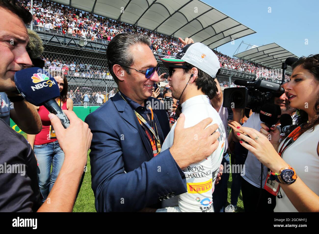 Carlos Slim Domit (MEX) Président de l'Amérique Movil avec Sergio Perez (MEX) Sahara Force India F1 sur la grille. Grand Prix du Mexique, dimanche 1er novembre 2015. Mexico, Mexique. Banque D'Images