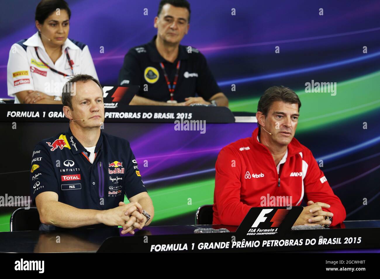 (De gauche à droite) : Paul Monaghan (GBR) Ingénieur en chef de Red Bull Racing et Graeme Lowdon (GBR) Manor Marussia Directeur général de l'équipe F1 à la Conférence de presse de la FIA. Grand Prix brésilien, vendredi 13 novembre 2015. Sao Paulo, Brésil. Banque D'Images