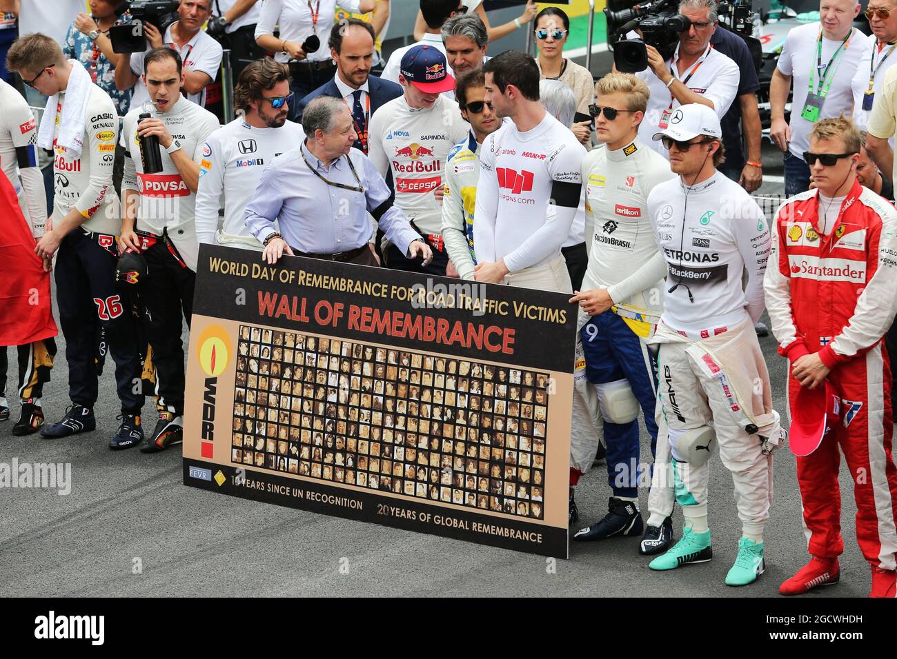 La grille observe un silence de quelques minutes pour la Journée mondiale du souvenir des victimes de la circulation routière et des victimes des attentats terroristes de Paris. Grand Prix brésilien, dimanche 15 novembre 2015. Sao Paulo, Brésil. Banque D'Images