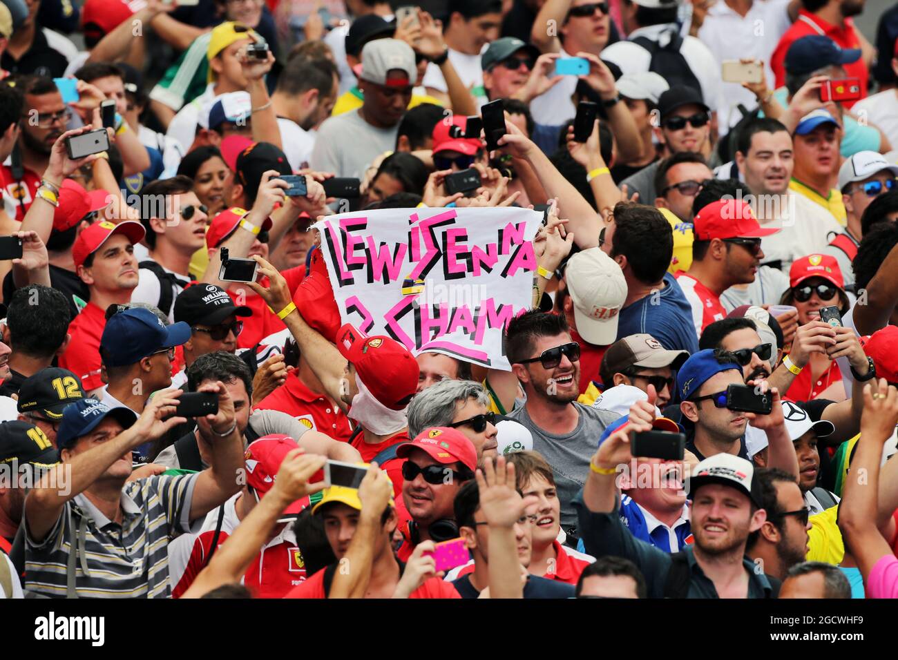 Fans sur le podium. Grand Prix brésilien, dimanche 15 novembre 2015. Sao Paulo, Brésil. Banque D'Images