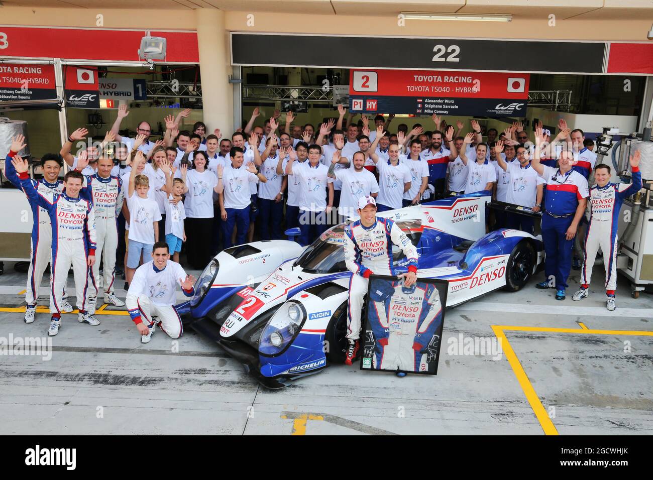 L'équipe Toyota Hybrid Racing commémore la retraite d'Alex Wurz (AUT). Championnat du monde d'endurance FIA, Round 8, jeudi 19 novembre 2015. Sakhir, Bahreïn. Banque D'Images