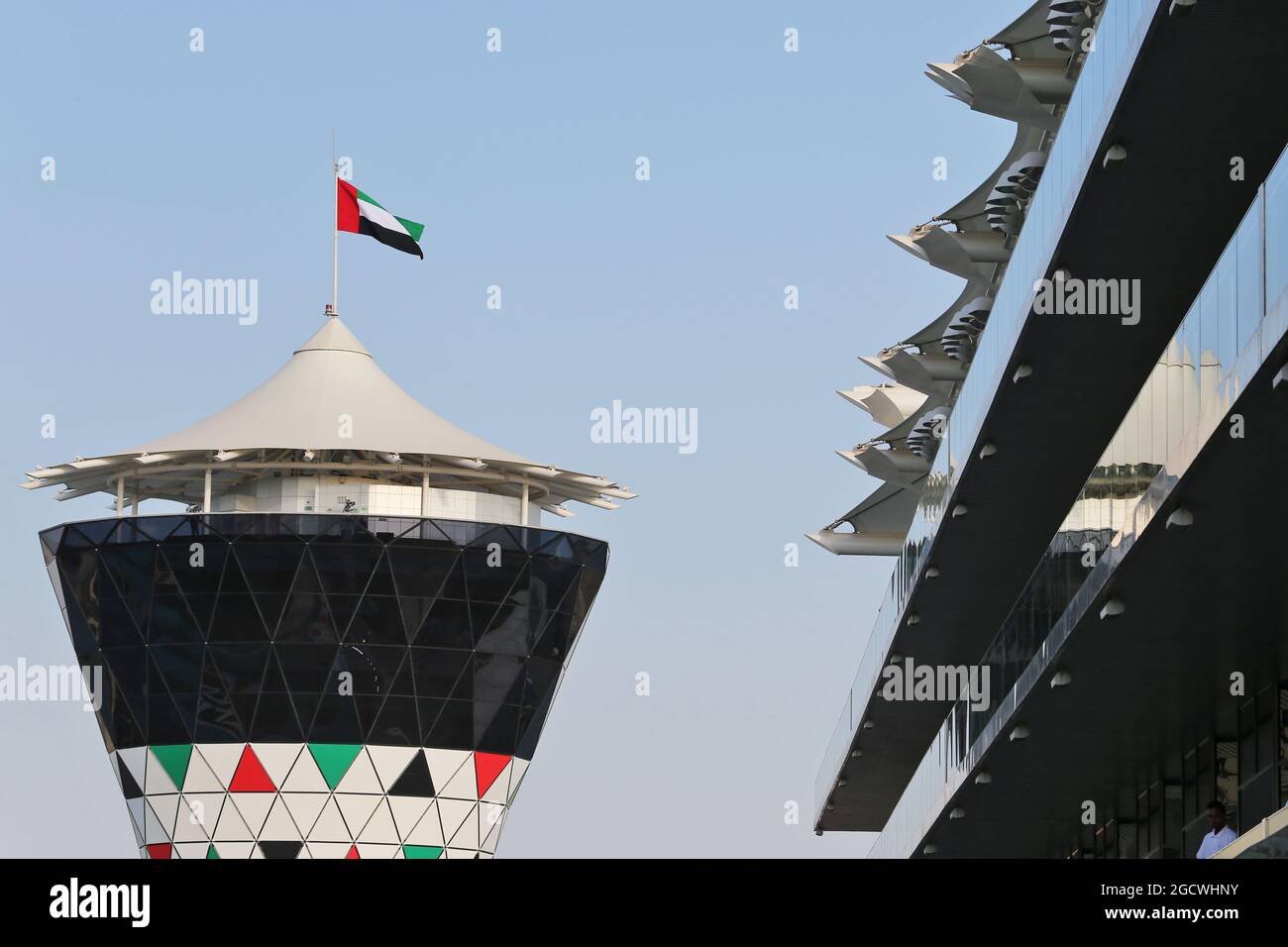 La tour Shams. Grand Prix d'Abu Dhabi, jeudi 26 novembre 2015. Yas Marina circuit, Abu Dhabi, Émirats Arabes Unis. Banque D'Images