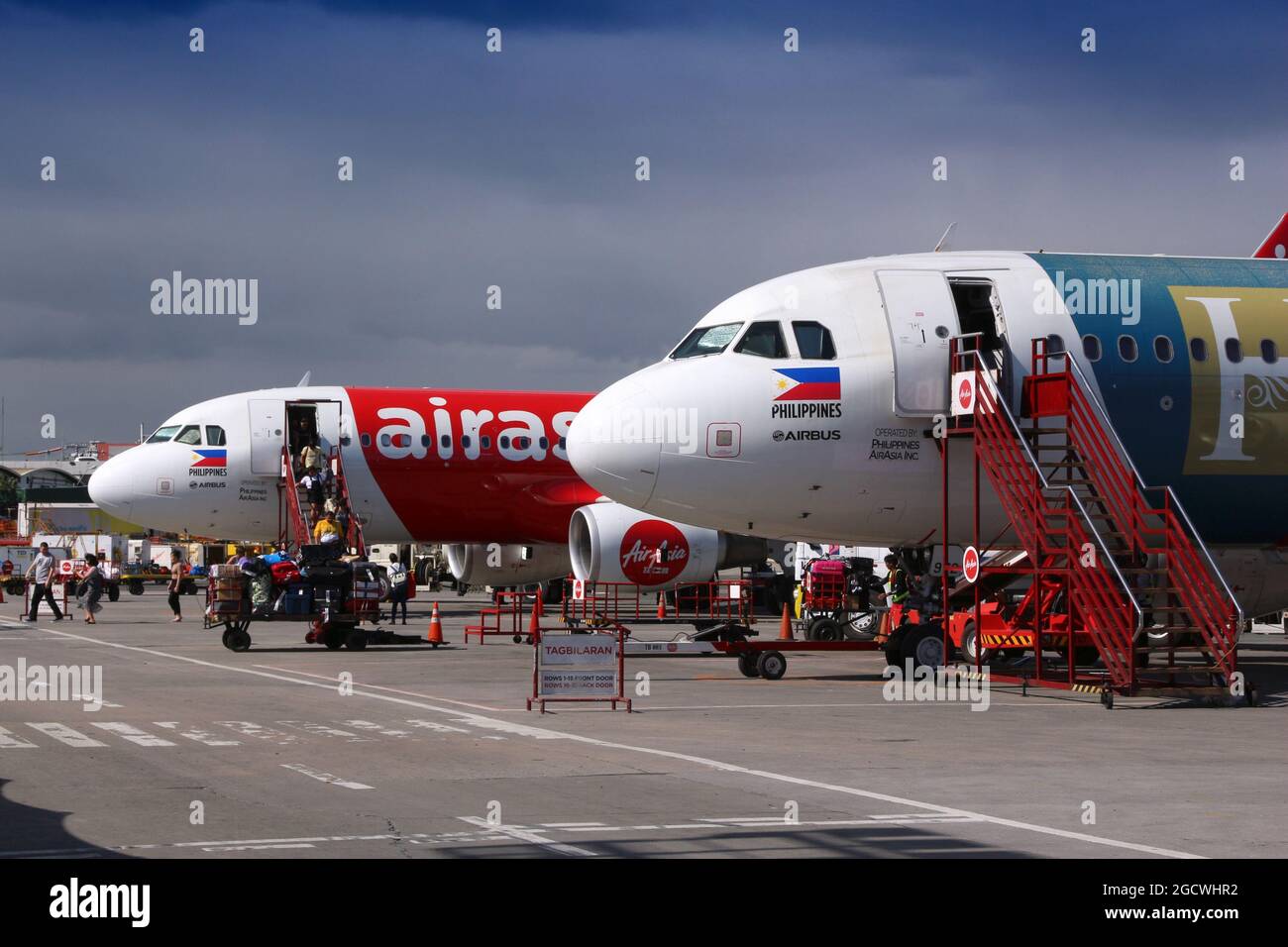 Manille, PHILIPPINES - 28 NOVEMBRE 2017 : passagers à bord de l'Airbus A 320 d'Air Asia à l'aéroport international Ninoy Aquino (NAIA), Manille. L'aéroport à la main Banque D'Images