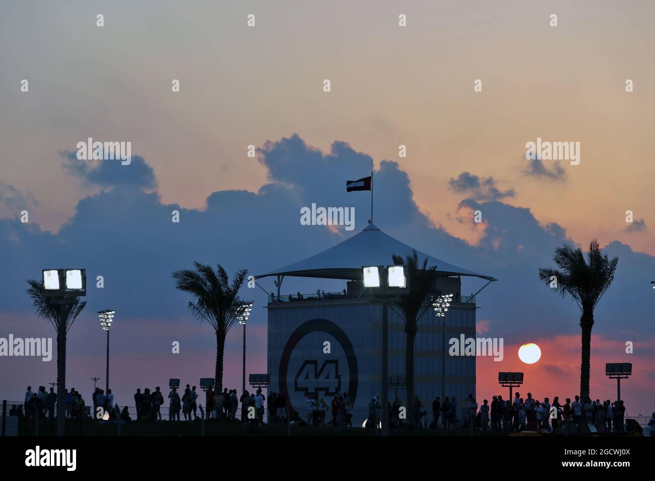 Le soleil se couche sur le circuit. Grand Prix d'Abu Dhabi, vendredi 27 novembre 2015. Yas Marina circuit, Abu Dhabi, Émirats Arabes Unis. Banque D'Images