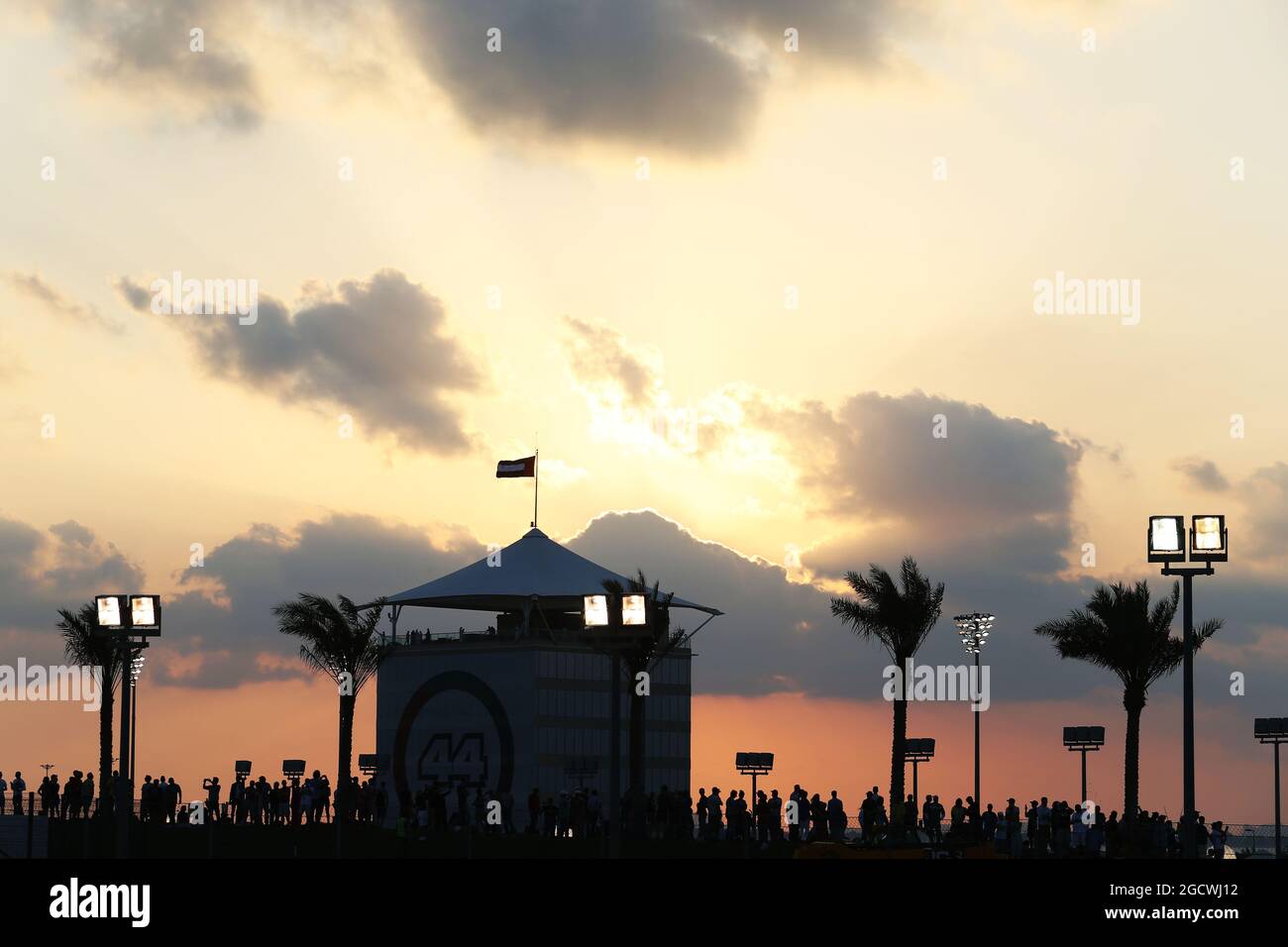 Le soleil se couche sur le circuit. Grand Prix d'Abu Dhabi, vendredi 27 novembre 2015. Yas Marina circuit, Abu Dhabi, Émirats Arabes Unis. Banque D'Images