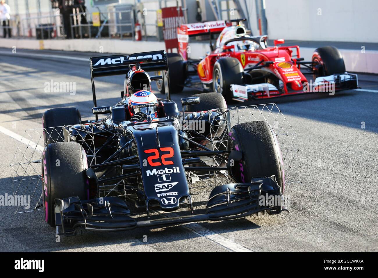 Jenson BUTTON (GBR) McLaren MP4-31 avec capteurs comme Sebastian Vettel (GER) Ferrari SF16-H la couverture du poste de pilotage Halo quitte les fosses. Test de Formule 1, jour 4, vendredi 4 mars 2016. Barcelone, Espagne. Banque D'Images