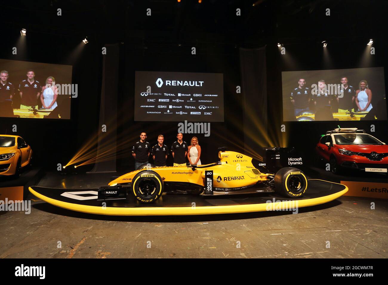 (De gauche à droite) : Cyril Abiteboul (FRA) Directeur général de Renault Sport F1; Kevin Magnussen (DEN) Renault Sport F1 Team; Jolyon Palmer (GBR) Renault Sport F1 Team; et Ellie Jean Coffey (AUS) Pro surfer à la Renault Sport F1 Team RS16. Grand Prix d'Australie, mercredi 16 mars 2016. Albert Park, Melbourne, Australie. Banque D'Images