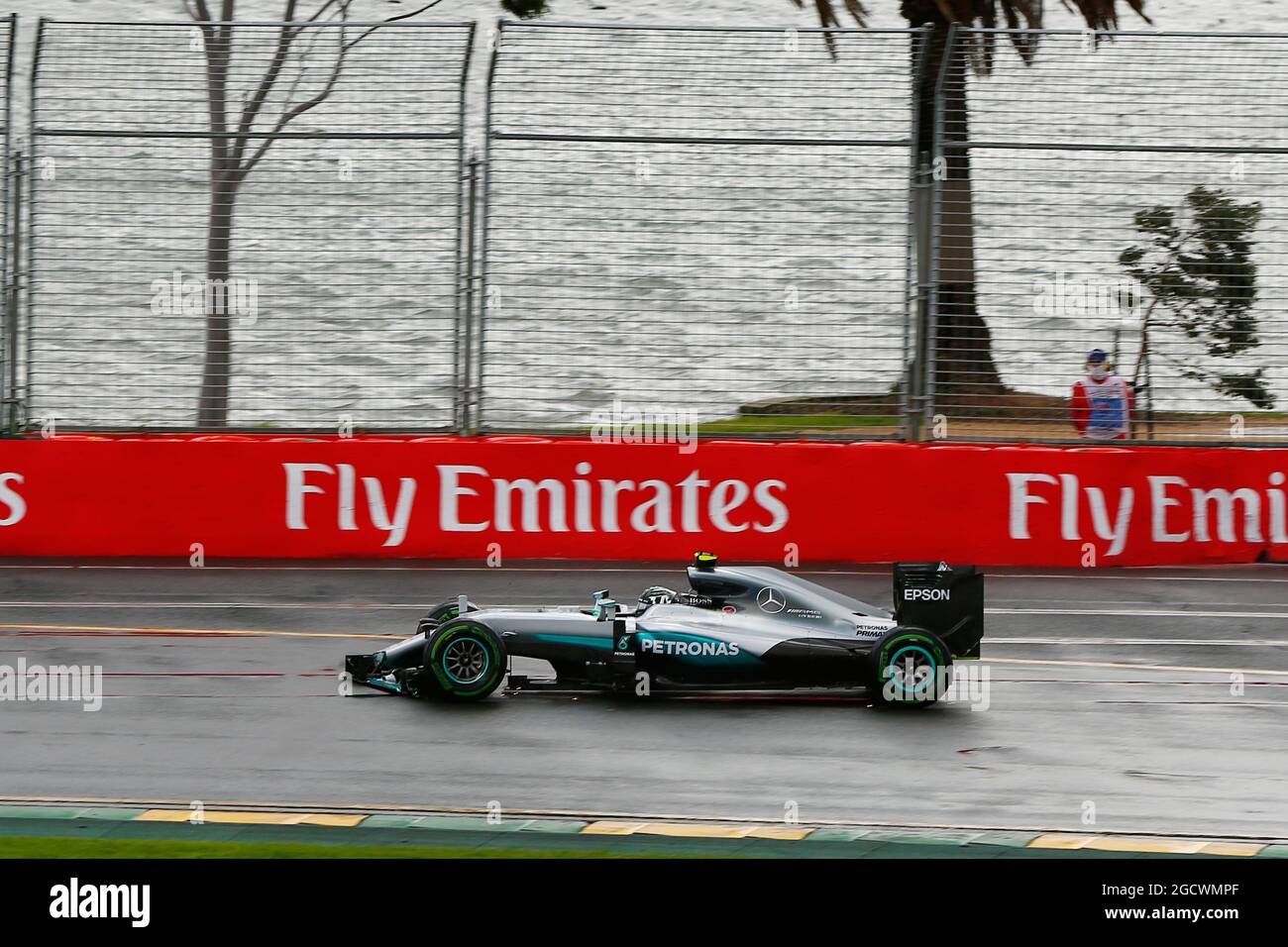 Nico Rosberg (GER) Mercedes AMG F1 W07 hybride avec une aile avant brisée. Grand Prix d'Australie, vendredi 18 mars 2016. Albert Park, Melbourne, Australie. Banque D'Images