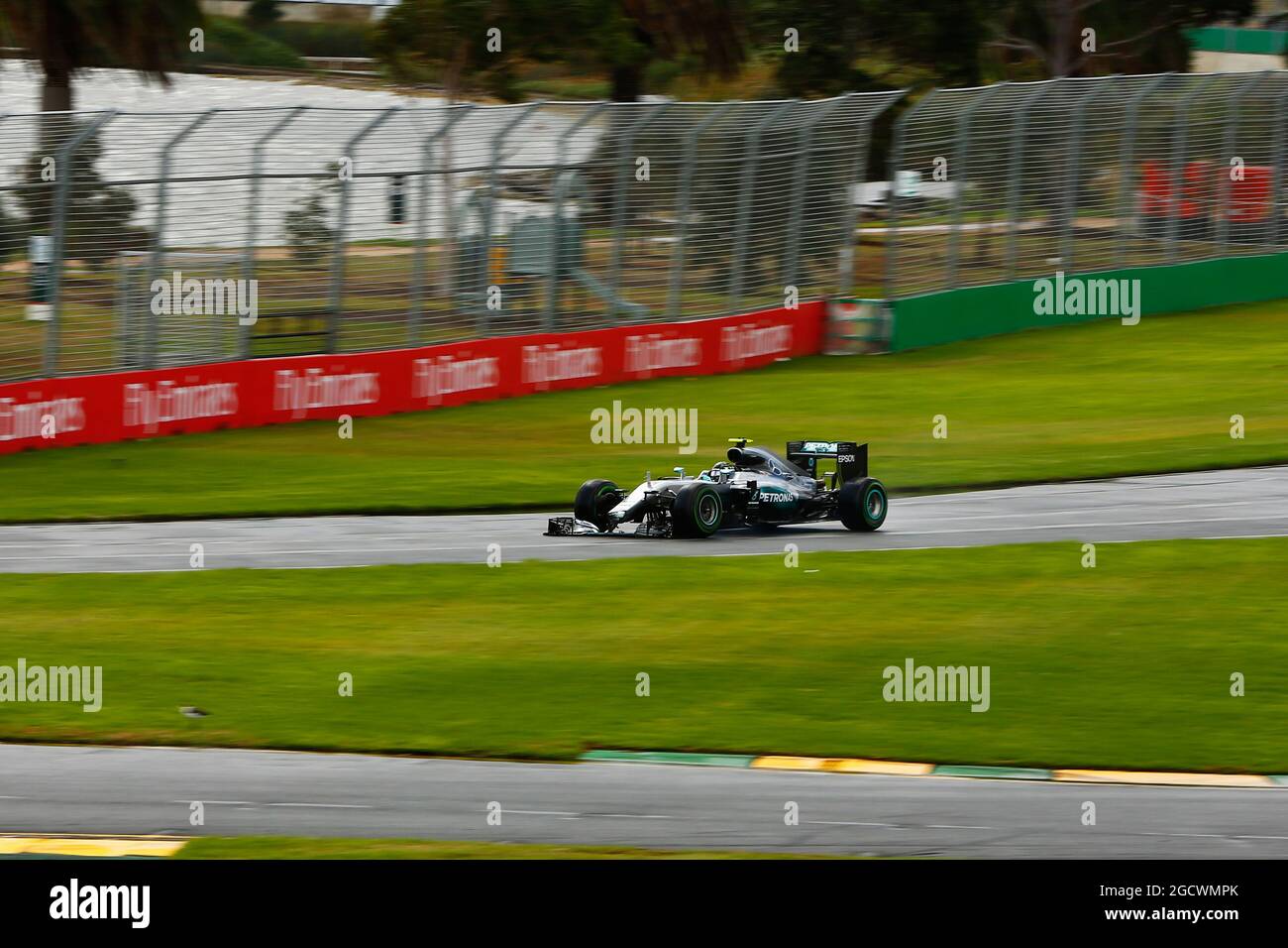 Nico Rosberg (GER) Mercedes AMG F1 W07 hybride avec une aile avant brisée. Grand Prix d'Australie, vendredi 18 mars 2016. Albert Park, Melbourne, Australie. Banque D'Images