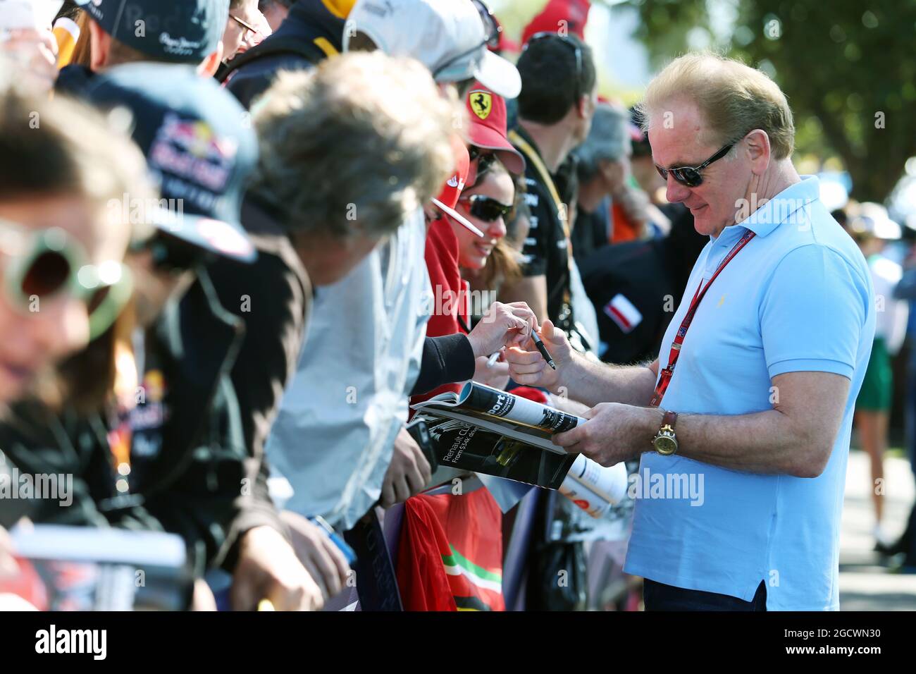 Jonathan Palmer (GBR) signe des autographes pour les fans. Grand Prix d'Australie, dimanche 20 mars 2016. Albert Park, Melbourne, Australie. Banque D'Images