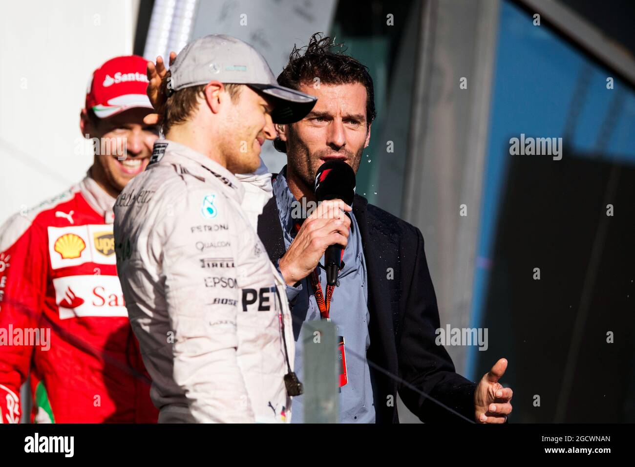 Nico Rosberg (GER) Mercedes AMG F1 sur le podium avec Mark Webber (AUS) Porsche Team WEC Driver / Channel 4 Presenter et Sebastian Vettel (GER) Ferrari. Grand Prix d'Australie, dimanche 20 mars 2016. Albert Park, Melbourne, Australie. Banque D'Images
